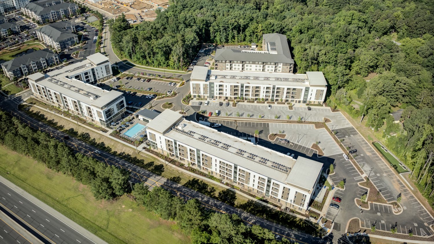 AuraFifty4-Luxury-Community-Exterior-Lounge-in-Chapel-Hill-North-Carolina